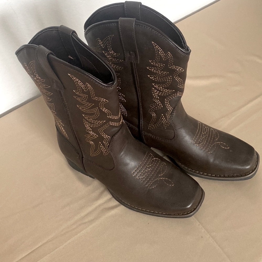 Dark Brown With A Light Tan Stitch Cowgirl Boots 🤎